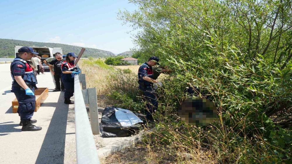 Otomobilin &ccedil;arptığı bisikletli ağacın altında &ouml;l&uuml; bulundu, ka&ccedil;an s&uuml;r&uuml;c&uuml; kısa s&uuml;rede yakalandı
