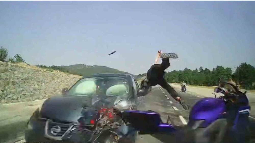 K&uuml;tahya&rsquo;da 3 ara&ccedil;lı zincirleme kaza: 4 yaralı
