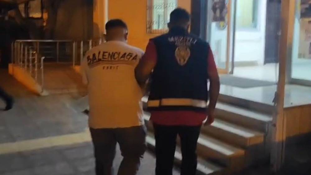 Otomobilin camını taşla kırıp ka&ccedil;mıştı, yakalandı
