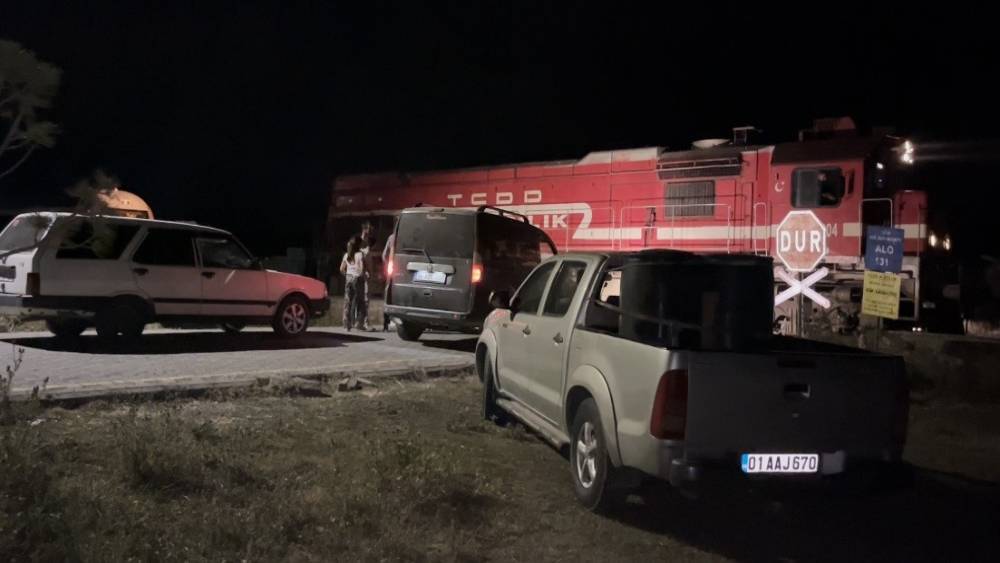 Kars-Akyaka yolcu treni arızalandı, hemzemin ge&ccedil;itte ara&ccedil; kuyruğu oluştu
