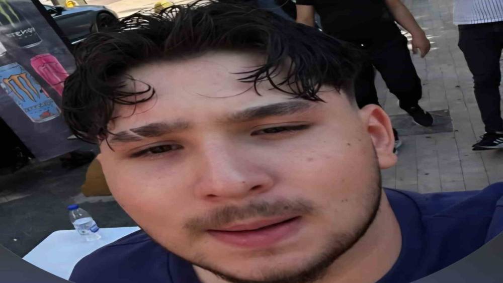 Otomobil park halindeki tırın altına girdi: Gen&ccedil; s&uuml;r&uuml;c&uuml; hayatını kaybetti
