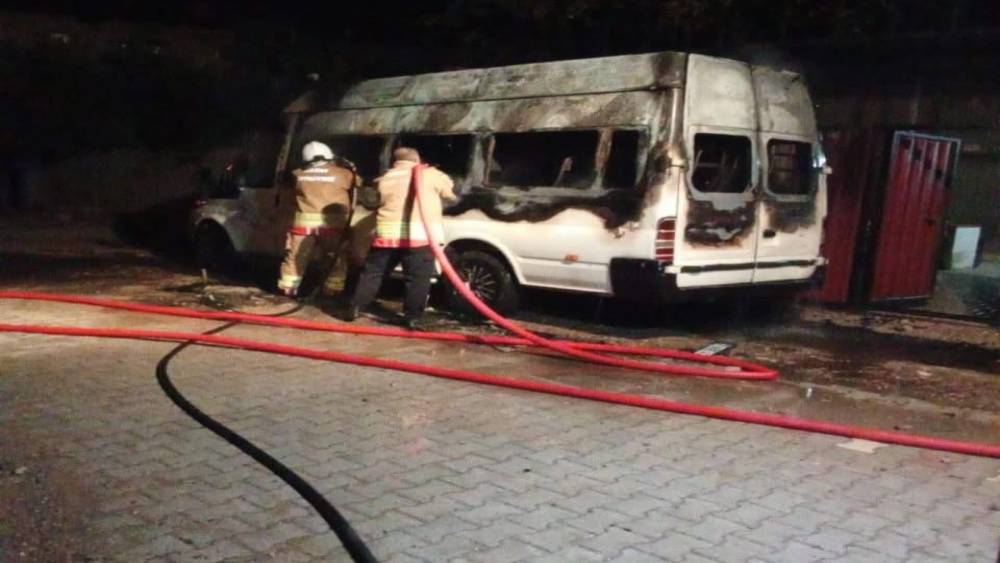 Hatay&rsquo;da minib&uuml;s alevlere teslim oldu

