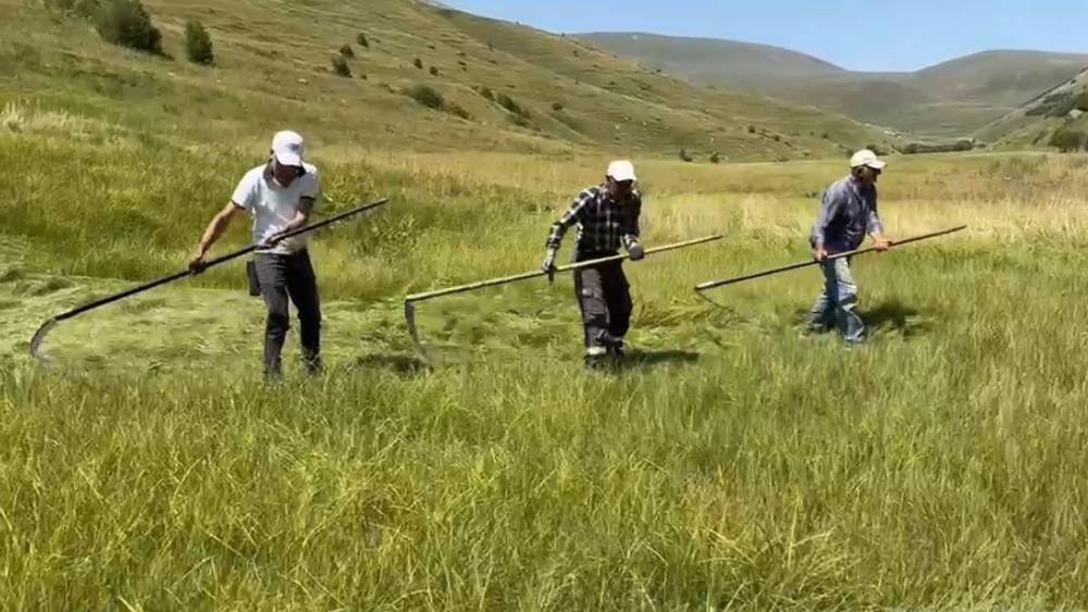 Sağanak yağışlar tarımsal &ccedil;alışmaları vurdu: &Ccedil;ift&ccedil;inin işi bir ay geriye kaldı
