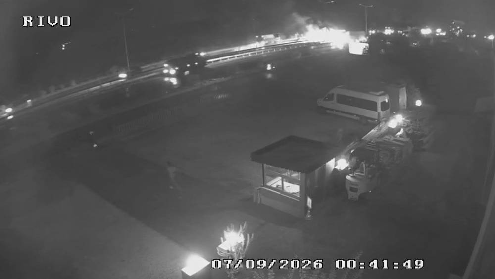 Manavgat&rsquo;ta ref&uuml;jdeki kuru otlar yandı
