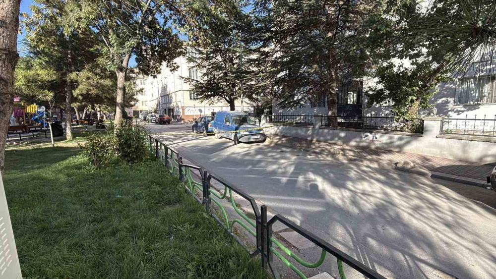 Eskişehir&rsquo;de &rsquo;yan bakma&rsquo; kavgasında 3 kişi yaralandı

