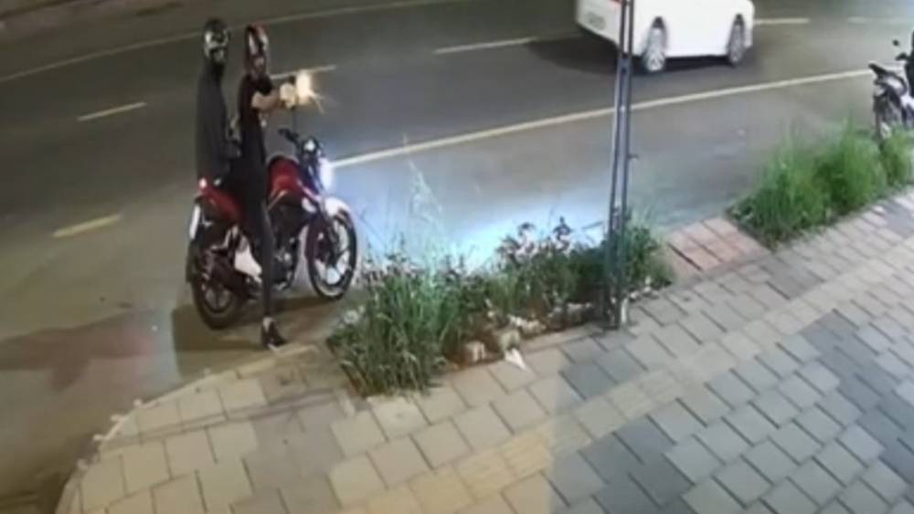Aynı yerde ikinci saldırı: Kasklı ş&uuml;pheli iş yerine peş peşe ateş a&ccedil;tı
