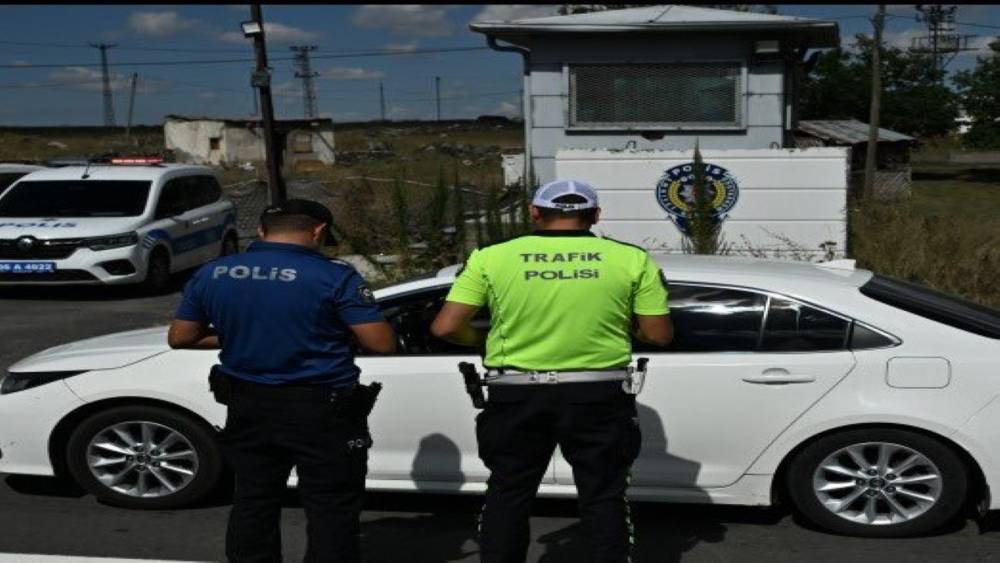 Kars&rsquo;ta trafik ekiplerinden karayollarında sıkı denetim: "Hızınızı d&uuml;ş&uuml;r&uuml;n, kemerinizi takın"
