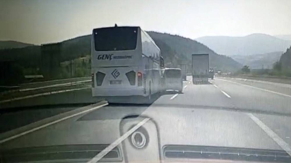 Yolcu otob&uuml;s&uuml;n&uuml;n &ouml;n&uuml;nde takla atan ara&ccedil;tan acı haber: &Uuml;niversite &ouml;ğrencisi hayatını kaybetti
