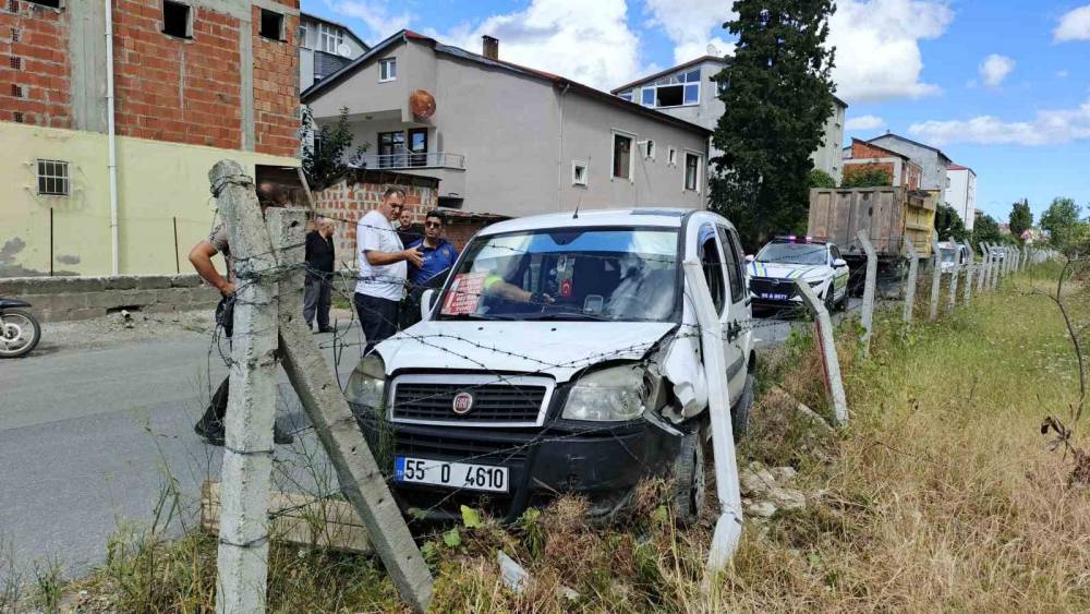 Direksiyonda rahatsızlanan gen&ccedil; dolmuş s&uuml;r&uuml;c&uuml;s&uuml; mezarlığın tel &ouml;rg&uuml;s&uuml;ne &ccedil;arptı
