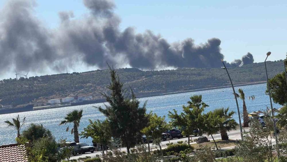 Aliağa&rsquo;da gemi s&ouml;k&uuml;m tesislerindeki hurdalık deposunda yangın
