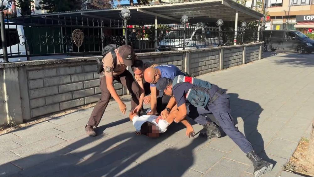 Bolu&rsquo;da inşaatta başlayan kavga polis merkezi &ouml;n&uuml;nde devam etti
