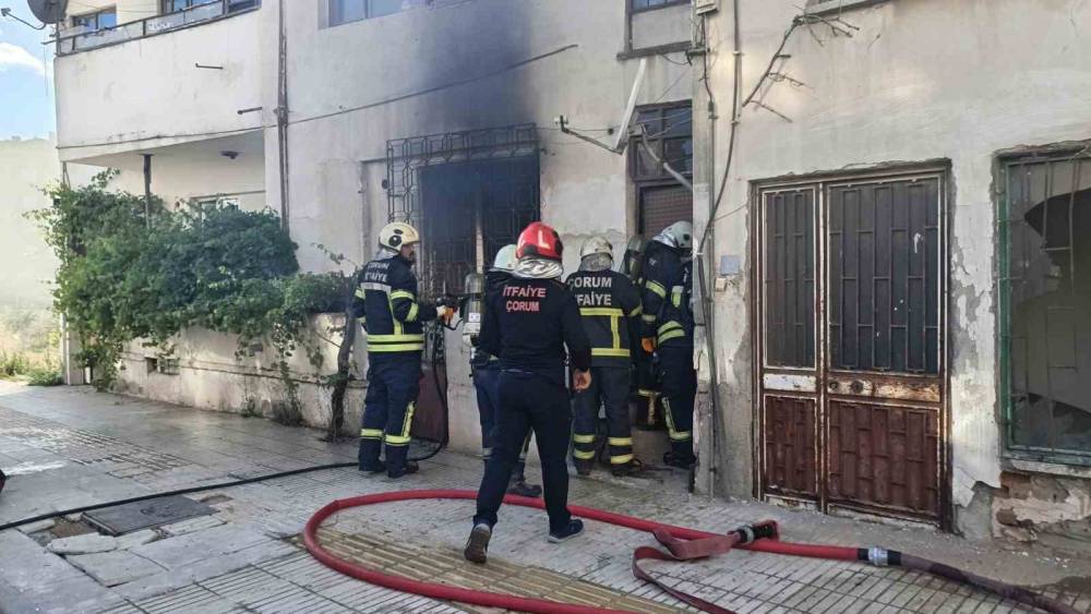 &Ccedil;orum&rsquo;da apartman dairesinde &ccedil;ıkan yangın korkuttu
