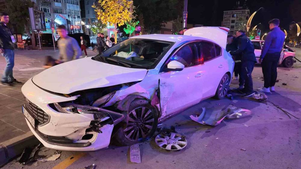 Niğde&rsquo;de iki otomobil &ccedil;arpıştı: 1 yaralı

