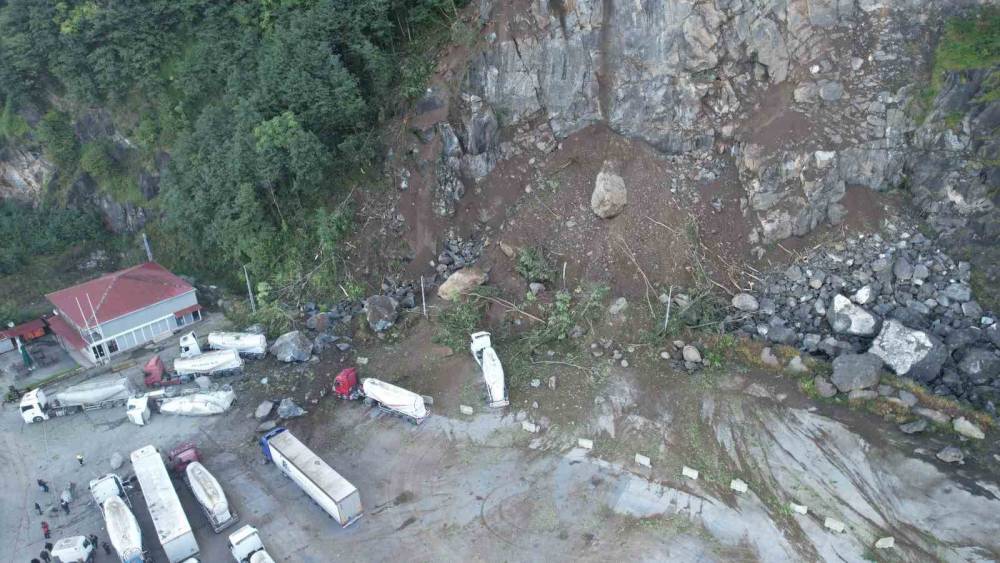 Hopa&rsquo;da heyelanın yaşandığı tır parkı havadan g&ouml;r&uuml;nt&uuml;lendi
