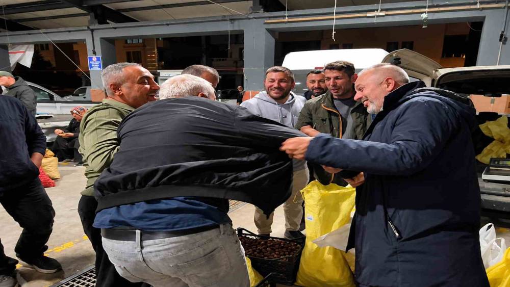 D&uuml;zce kestane pazarında kıyasıya pazarlık
