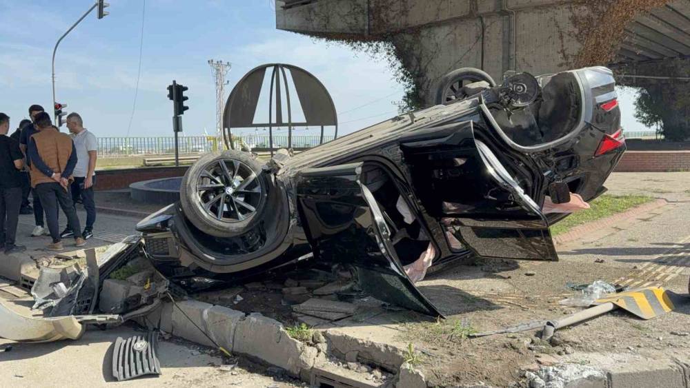 Bir saat &ouml;nce 2,6 milyon liraya aldığı otomobile başka ara&ccedil; &ccedil;arptı: 1 yaralı
