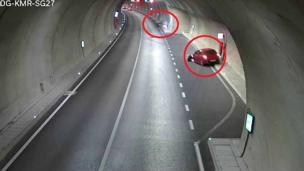 Cinayet gibi kaza kamerada...Karşı şeride ge&ccedil;en otomobil motosiklete b&ouml;yle &ccedil;arptı:  1 &ouml;l&uuml;, 1 ağır yaralı

