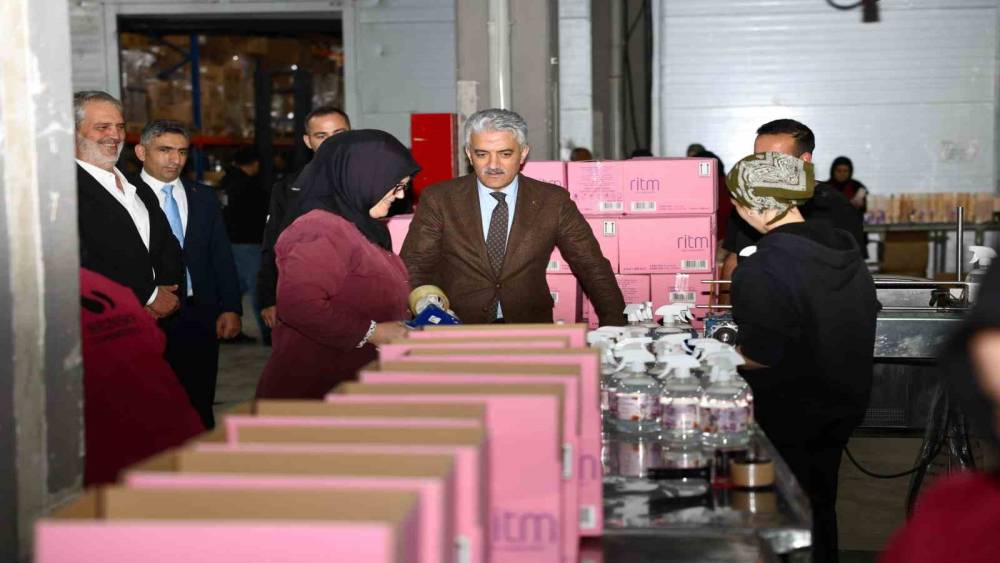 Vali Makas, &uuml;retim yapan fabrikaları inceliyor
