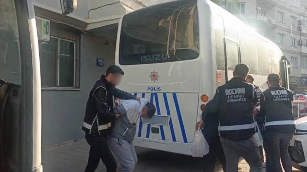 İzmir&rsquo;de &rsquo;Sercan Sayal&rsquo; organize su&ccedil; &ouml;rg&uuml;t&uuml;ne darbe: Kundaklama ş&uuml;phelisi 4 kişi tutuklandı
