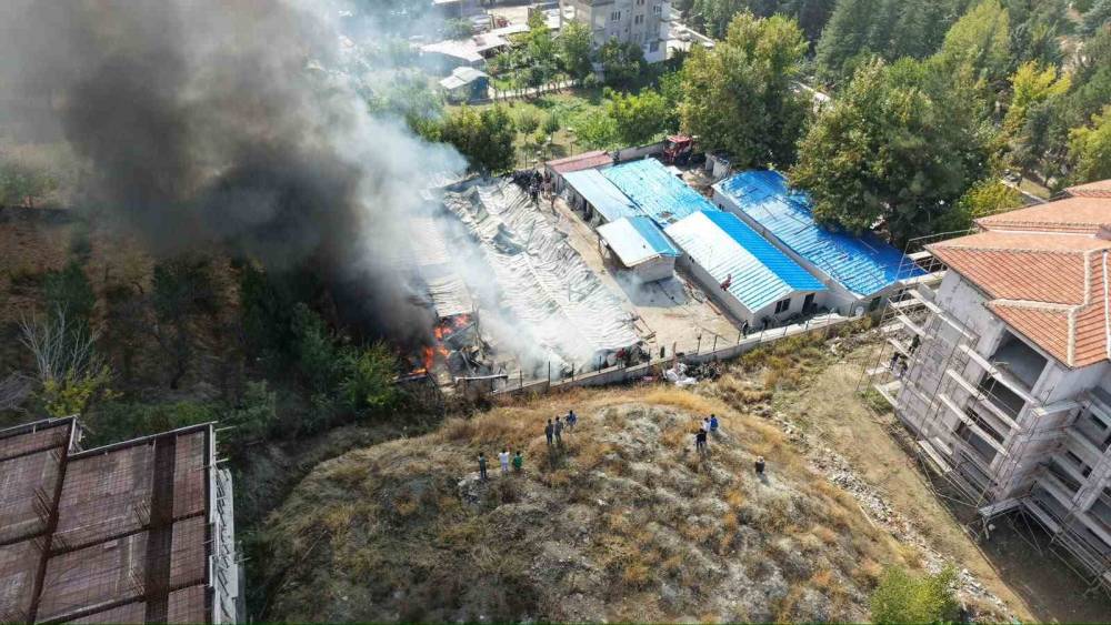 Malatya&rsquo;da şantiyede iş&ccedil;ilerin kaldığı konteyner yandı
