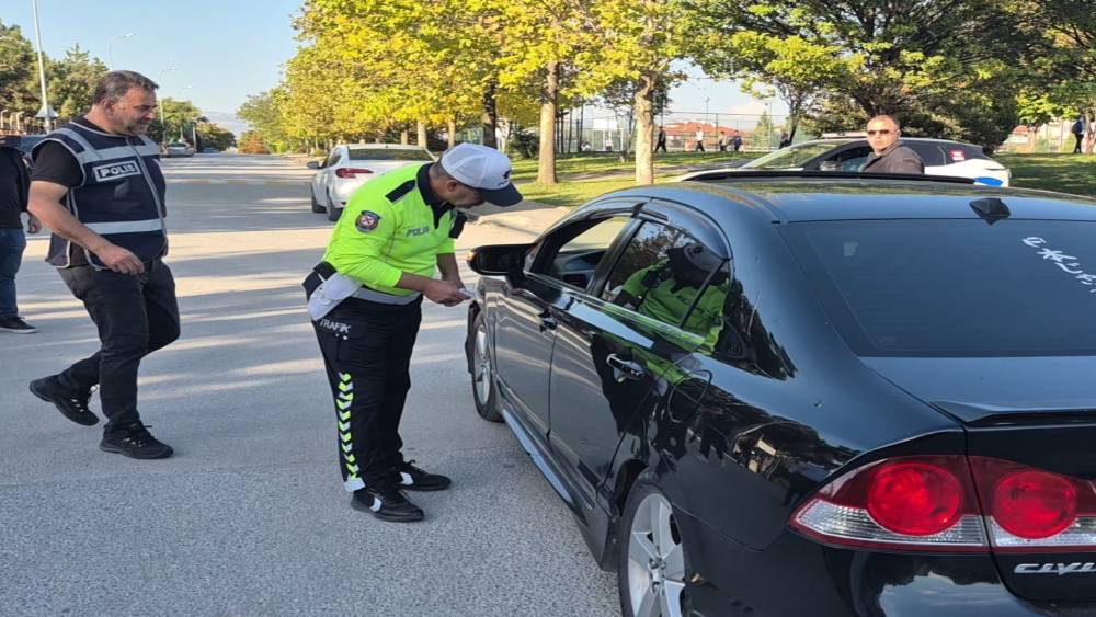 İl Emniyet M&uuml;d&uuml;rl&uuml;ğ&uuml;nden okul &ccedil;evreleri ve servis ara&ccedil;larına denetim
