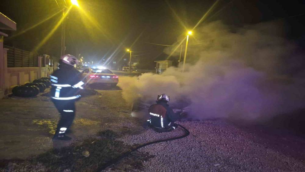 Mardin&rsquo;de park halindeki otomobilde yangın

