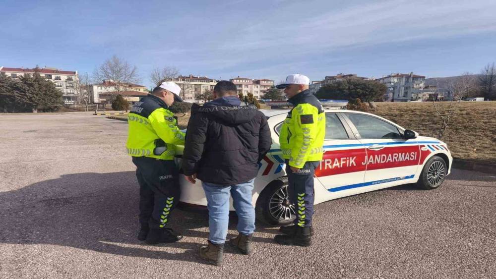 Akrobatik hareketler yapan motosiklet s&uuml;r&uuml;c&uuml;s&uuml;ne ceza yağdı
