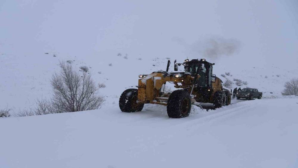 Ağrı&rsquo;da yoğun kar yağışı: 377 k&ouml;y yolu ulaşıma kapandı
