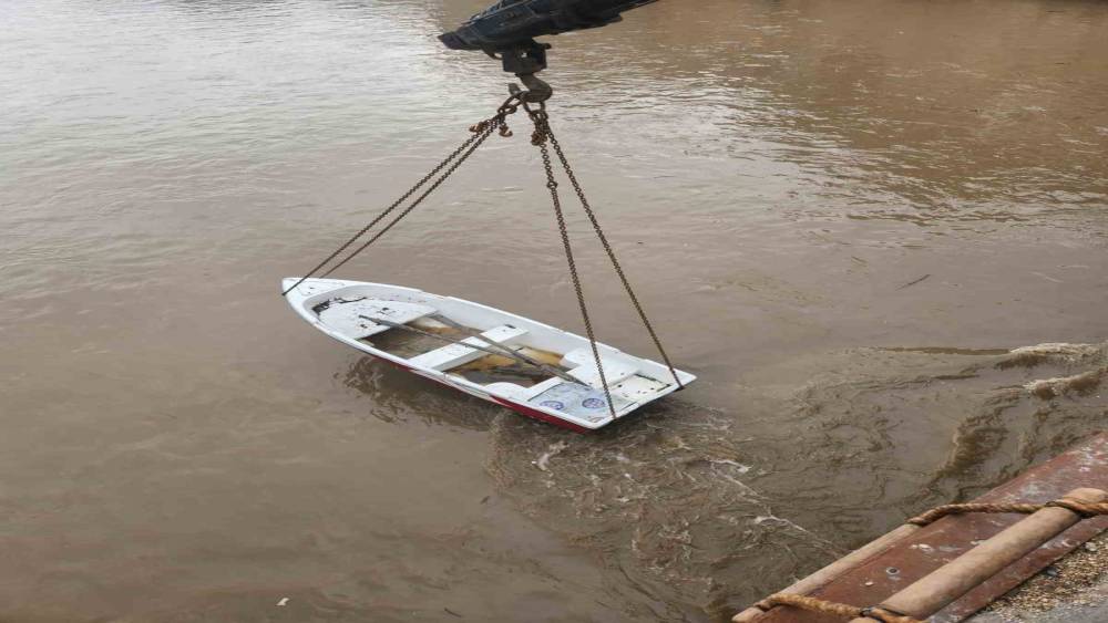 Yeşilırmak&rsquo;ın sularına kapılan kayık k&ouml;pr&uuml;ye takıldı
