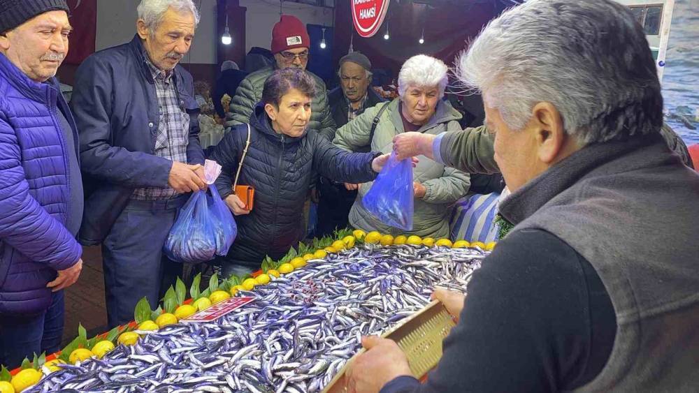 Bolu&rsquo;da balık tezgahlarında hamsi bolluğu
