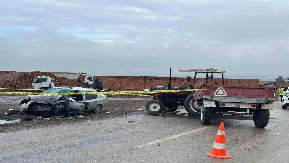 &Ccedil;orum&rsquo;da trakt&ouml;r otomobille &ccedil;arpıştı: 1 &ouml;l&uuml;, 2 yaralı
