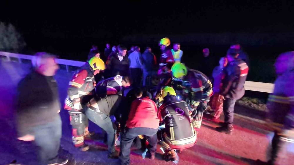 Kontrolden &ccedil;ıkan otomobil şarampole u&ccedil;tu: 1 &ouml;l&uuml;, 5 yaralı
