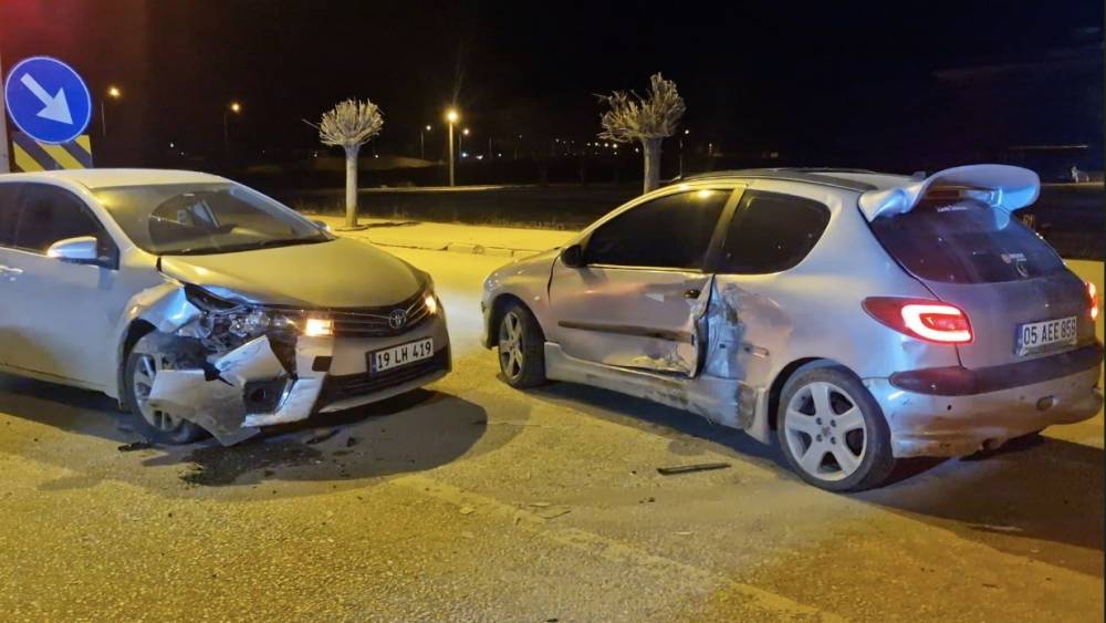 &Ccedil;orum&rsquo;da iki otomobil &ccedil;arpıştı: 2 yaralı
