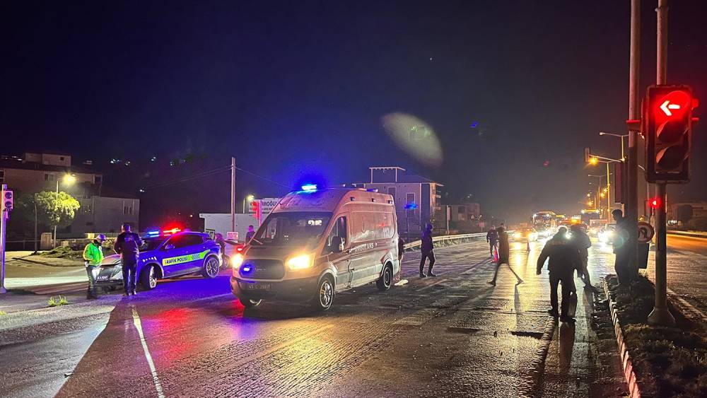 Yolun karşısına ge&ccedil;mek isteyen yaşlı kadına otomobil &ccedil;arptı
