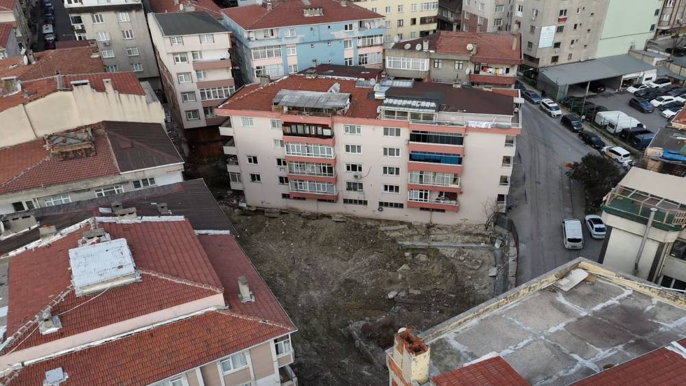 Bah&ccedil;elievler&rsquo;de temeli kayan bina havadan g&ouml;r&uuml;nt&uuml;lendi
