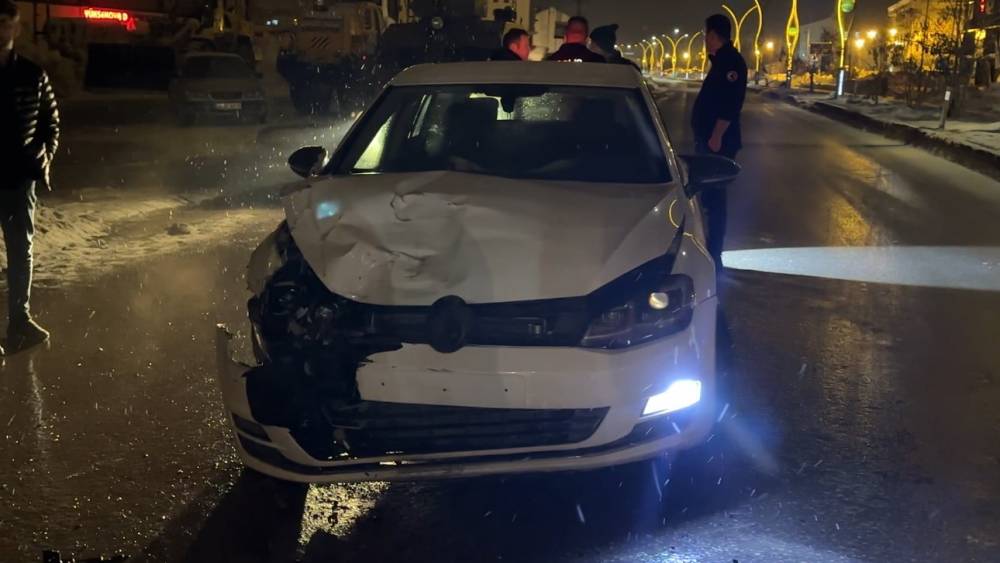 Y&uuml;ksekova&rsquo;da gizli buzlanma zincirleme kazaya neden oldu
