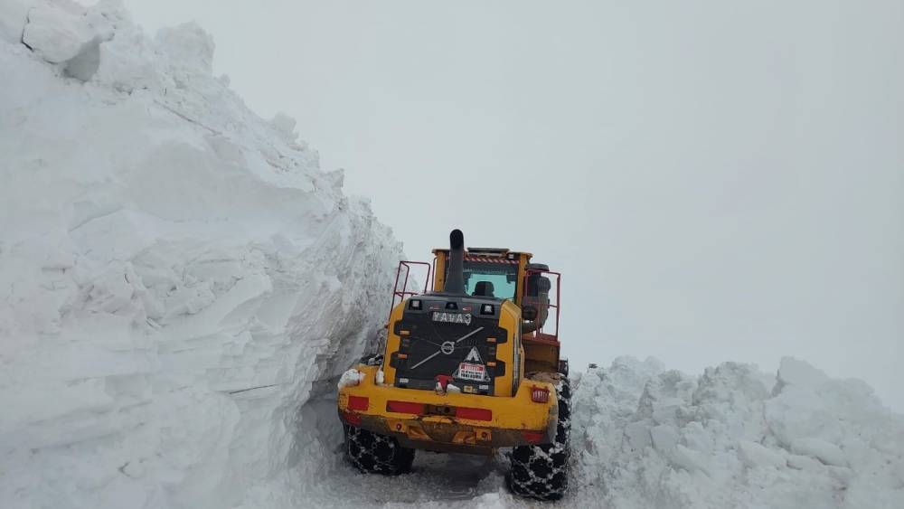 Hakkari&rsquo;de kapanan t&uuml;m k&ouml;y ve mezra yolları yeniden a&ccedil;ıldı
