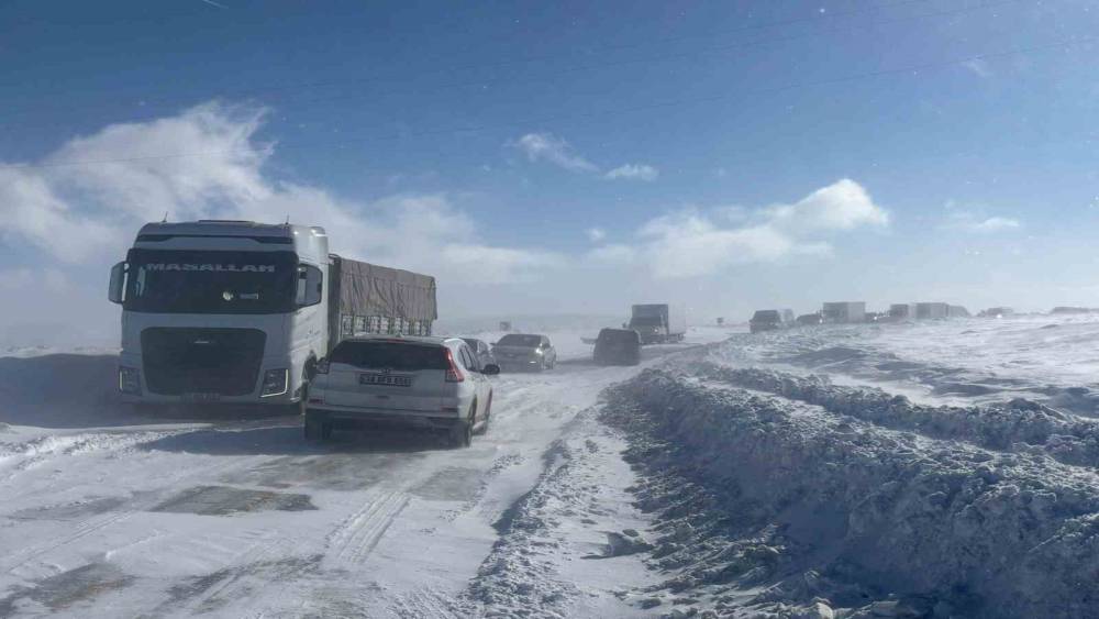 Ulaşıma kar ve tipi engeli
