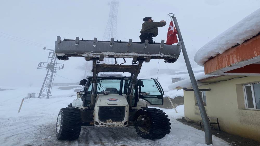 D&uuml;şen bayrağı kep&ccedil;enin ağzına &ccedil;ıkarak yerine taktılar
