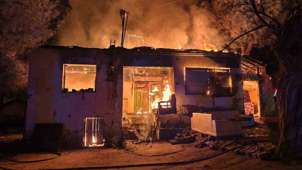 Sultanhisar&rsquo;da m&uuml;stakil ev alevlere teslim oldu

