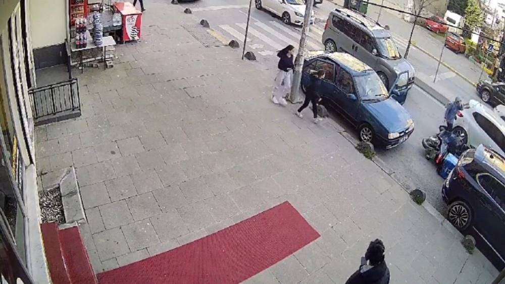 Park halindeki aracın kapısını a&ccedil;tı, motosikletli kurye &ccedil;arptı
