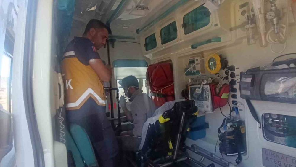 Bakım sırasında tur teknesi alev aldı dumandan etkilenen iş&ccedil;i hastanelik oldu
