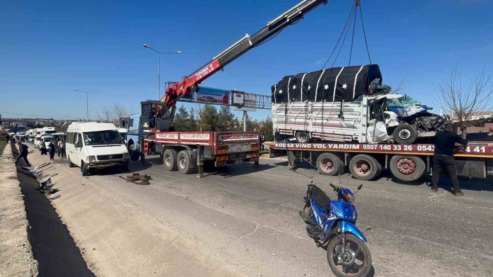 Gaziantep&rsquo;te minib&uuml;s ile kamyonet &ccedil;arpıştı: 4 yaralı
