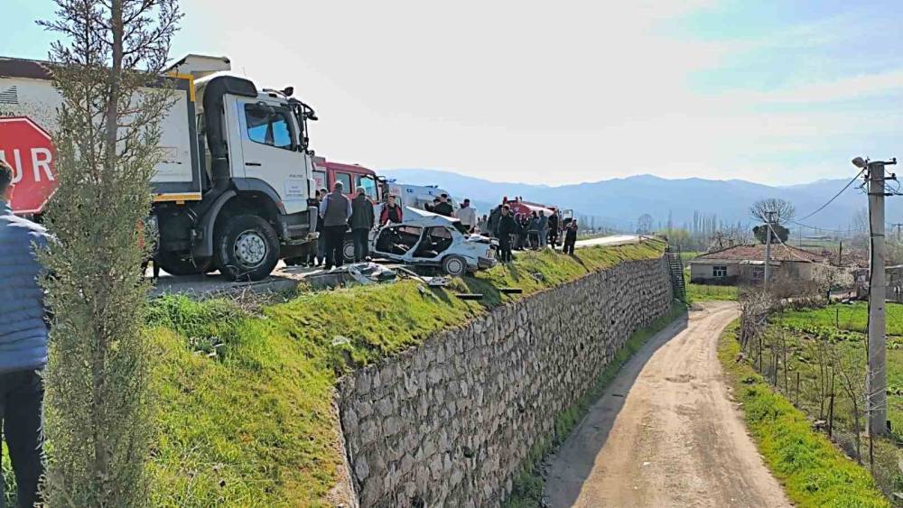 Balıkesir&rsquo;de feci kaza: 1 &ouml;l&uuml;, 2 yaralı
