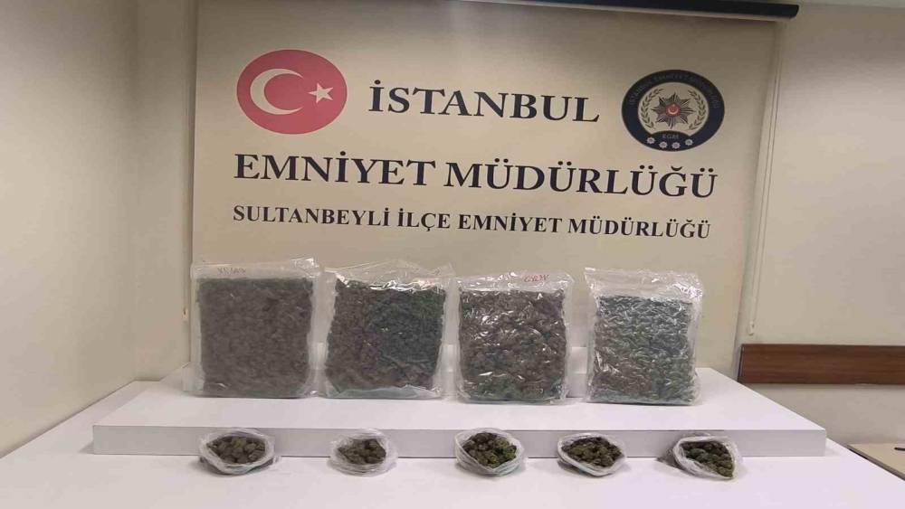 Sultanbeyli&rsquo;de dron ile takip edilen uyuşturucu satıcısına operasyon kamerada
