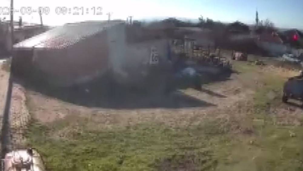 Deprem anında b&uuml;y&uuml;k bir g&uuml;r&uuml;lt&uuml; ve patlama yaşandı
