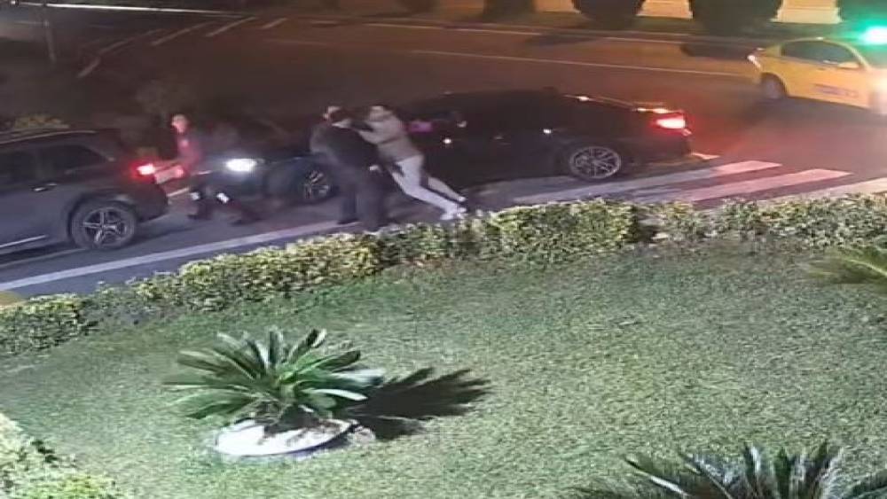 Beylikd&uuml;z&uuml;&rsquo;nde yol verme tartışmasında silah &ccedil;ekti; o anlar kamerada
