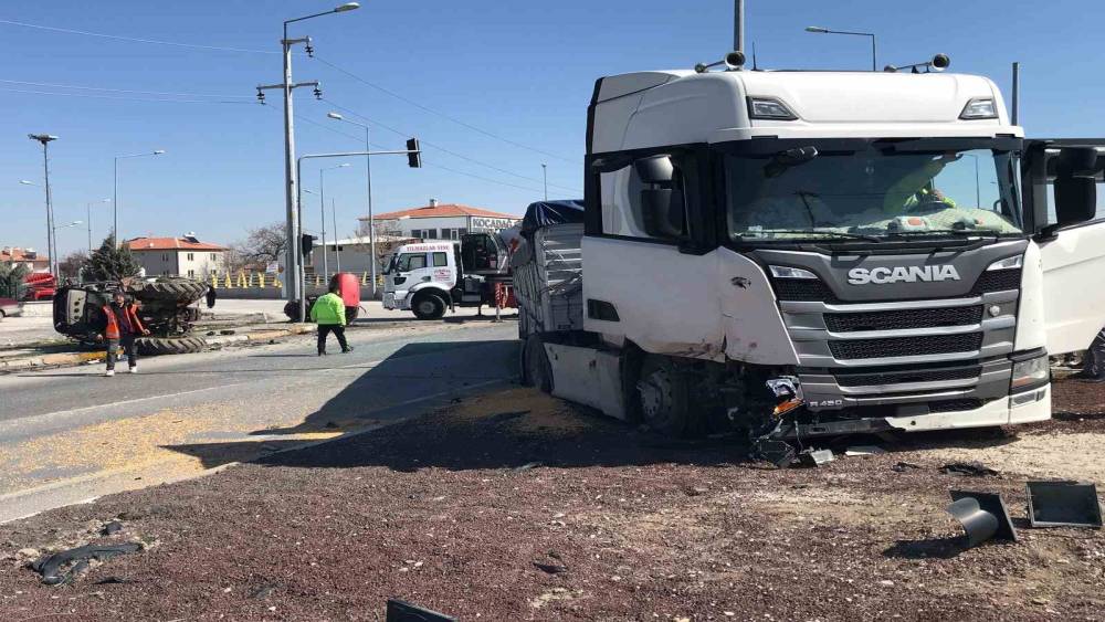 Tırın &ccedil;arptığı trakt&ouml;r ikiye b&ouml;l&uuml;nd&uuml;, s&uuml;r&uuml;c&uuml;s&uuml; yaralı kurtuldu
