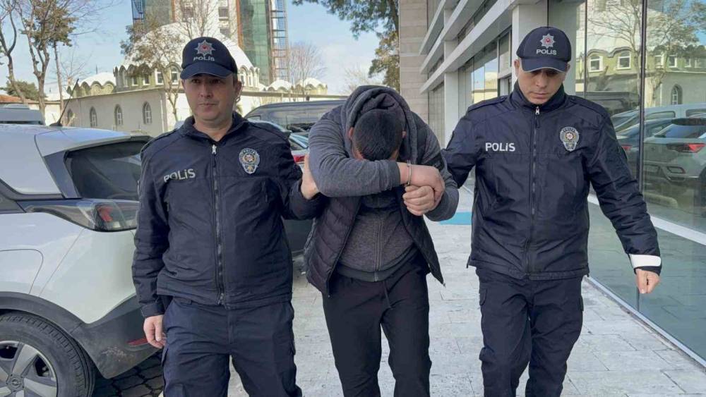 Polislere saldırıp polis aracına zarar veren alkoll&uuml; şahıs tutuklandı
