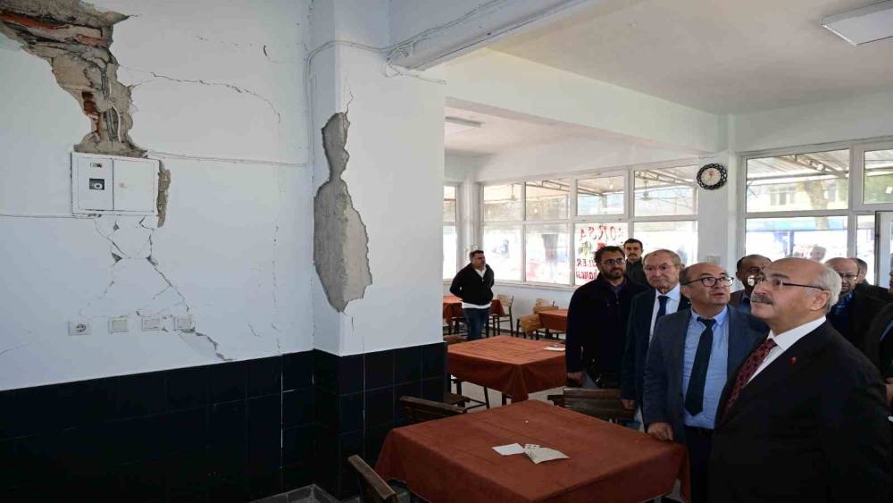 Vali K&ouml;şger, 5.1&rsquo;lik depremin merkez &uuml;ss&uuml; Buldan&rsquo;da incelemelerde bulundu
